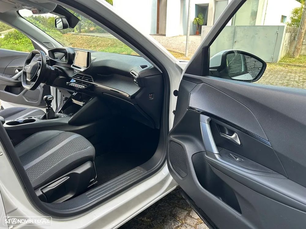Peugeot 2008 1.2 PureTech Allure - 17