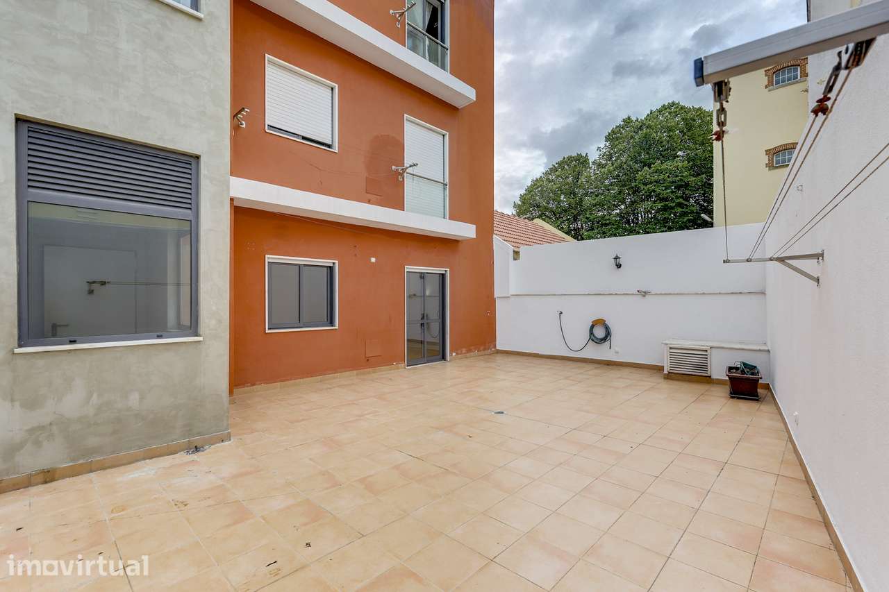 T2 RENOVADO COM TERRAÇO PRIVATIVO DE 50 m², GARAGEM E ARRECADAÇÃO