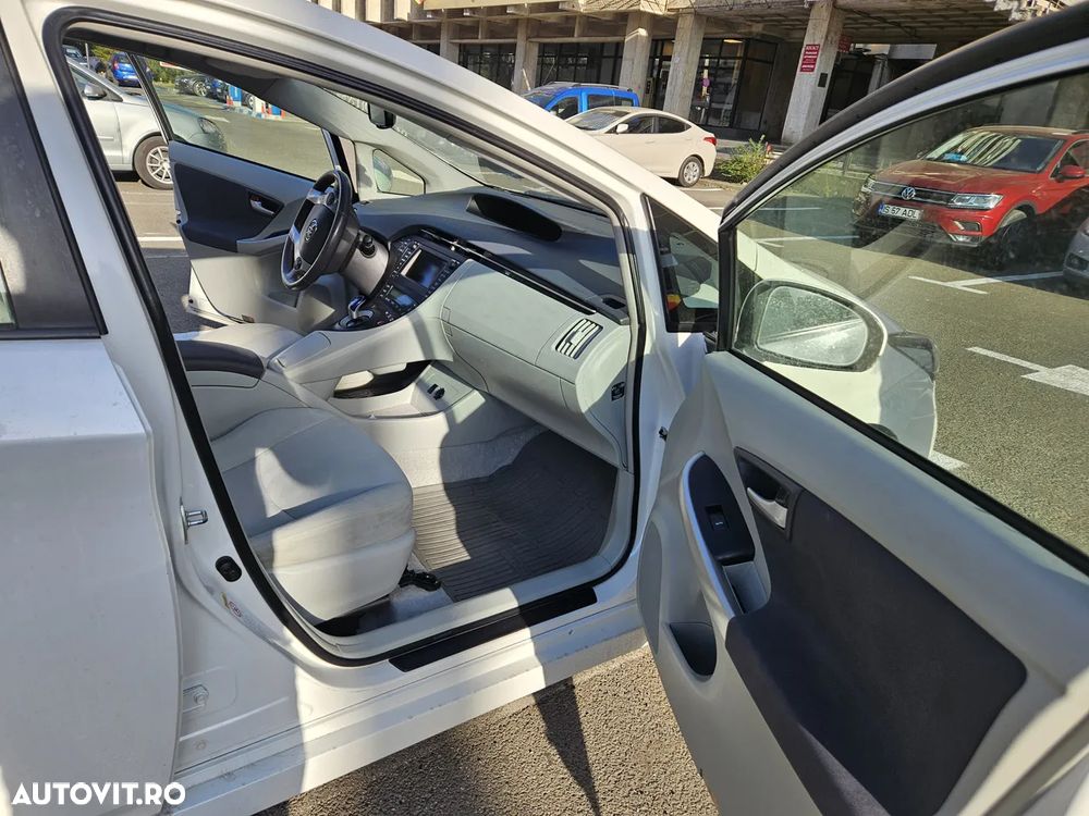 Toyota Prius (Hybrid) Sol - 18