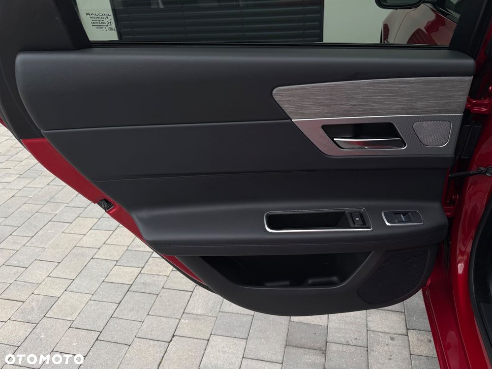 Jaguar XF 30d Portfolio - 37