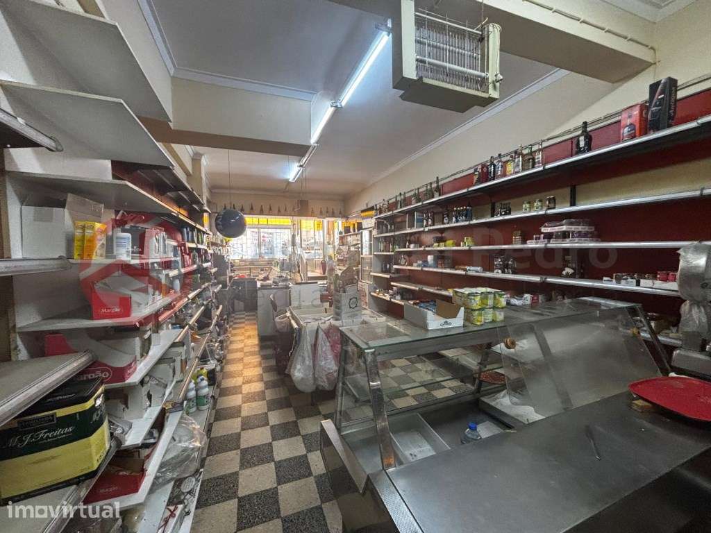 Loja com algum recheio no centro do Laranjeiro - Almada - Grande imagem: 5/18