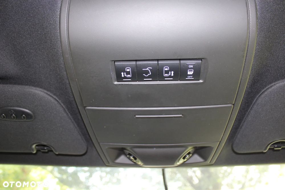 Chrysler Town & Country 3.6 Limited - 38