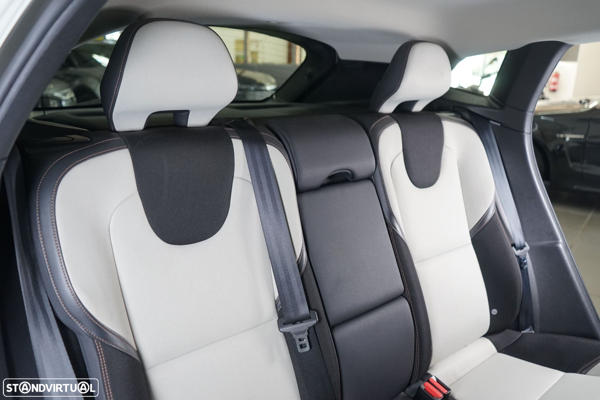 Volvo V40 Cross Country 1.6 D2 Summum - 36