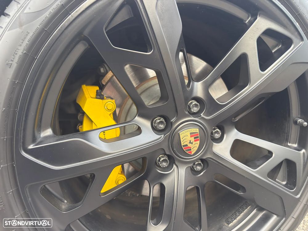 Porsche Taycan Cross Turismo 4 - 32