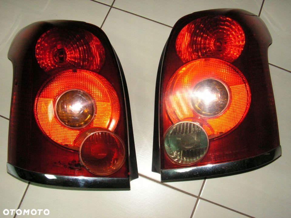 AVENSIS T25 KOMBI LAMPA TYLNA PRAWA EUROPA - 1