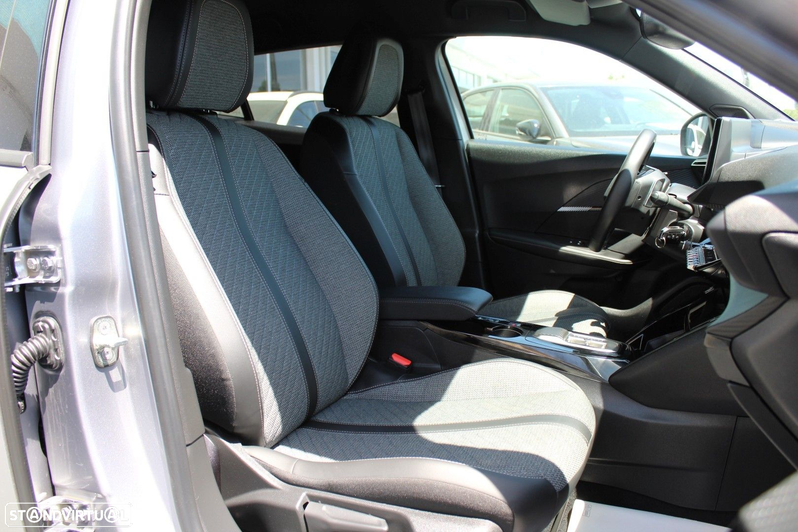 Peugeot 2008 1.2 PureTech Allure Pack EAT8 - 18