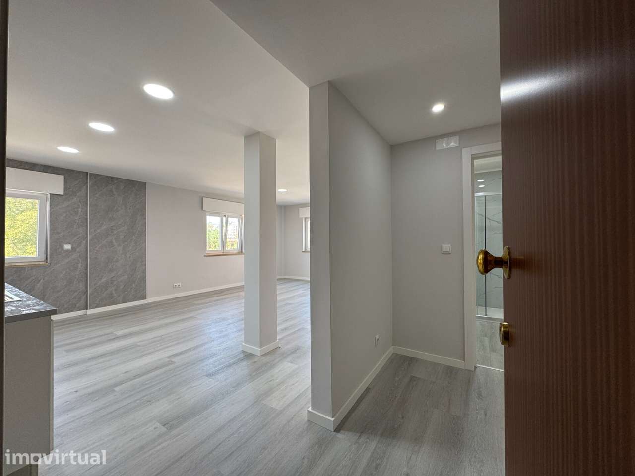 T2 totalmente remodelado em Corroios | 74,41 m2 + arrecadação de 8 m2 - Grande imagem: 4/29