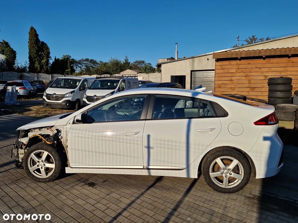 Hyundai IONIQ - 3