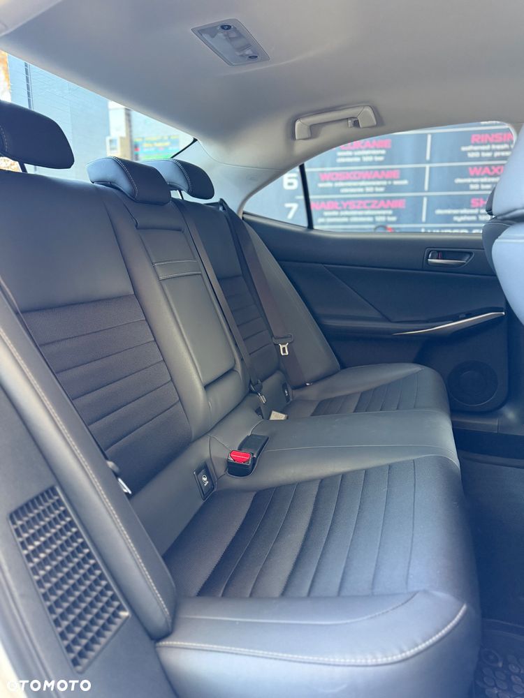 Lexus IS 300h Elegance - 8