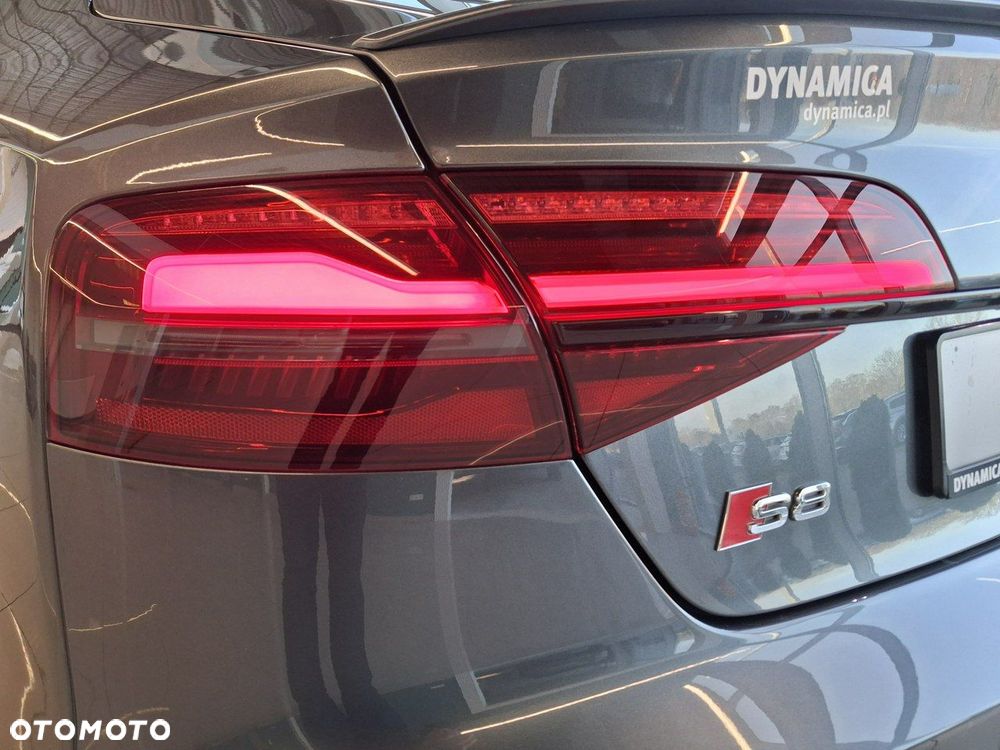 Audi S8 - 12