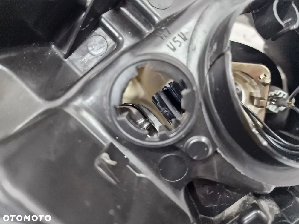RENAULT CLIO 3 III LIFT 09-12 LEWA LAMPA PRZEDNIA PRZÓD SOCZEWKA , NR 260107046R , NR AUKCJI LA304 - 19