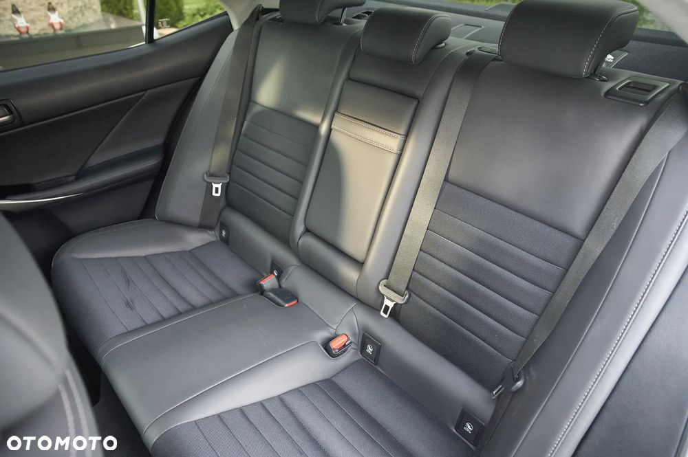 Lexus IS 200t / 300 F Sport - 23