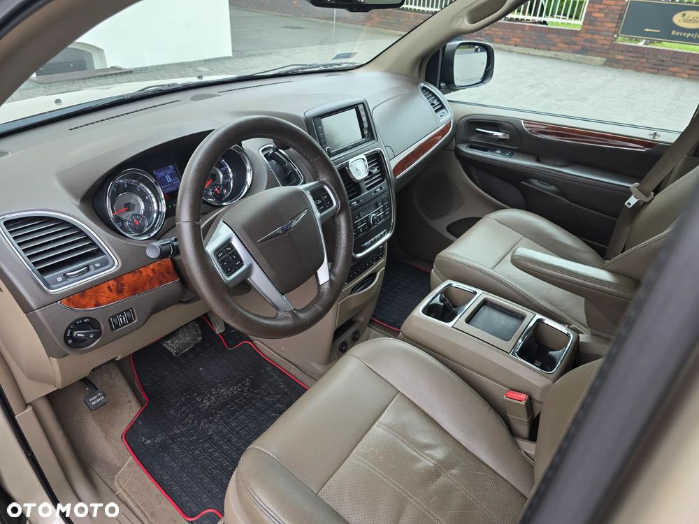 Chrysler Town & Country 3.6 Limited - 23