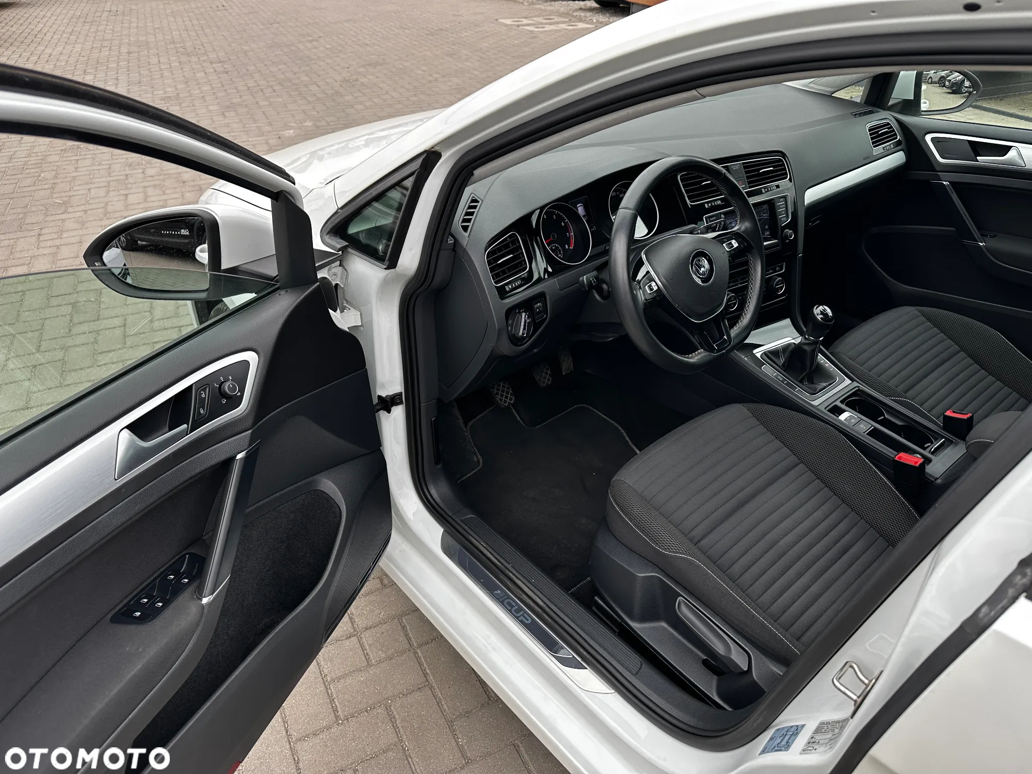 Volkswagen Golf - 6