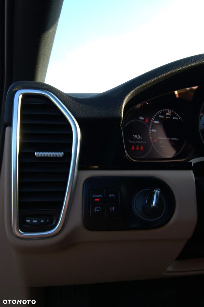 Porsche Cayenne Platinum Edition - 31