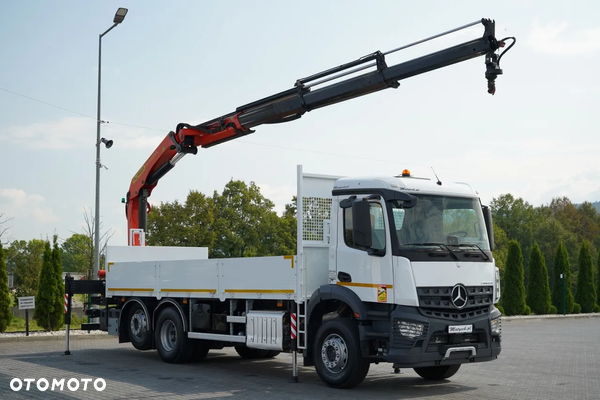 Mercedes-Benz / AROCS 2643 / 6x2 / SKRZYNIOWY - 6,4 M / HDS palfinger pk 20001-k - wysów: 10,2 M / OŚ PODNOSZONA / STEROWANIE RADIOWE / ROTATOR / WIDŁY / OPONY 100 % / 2017 ROK