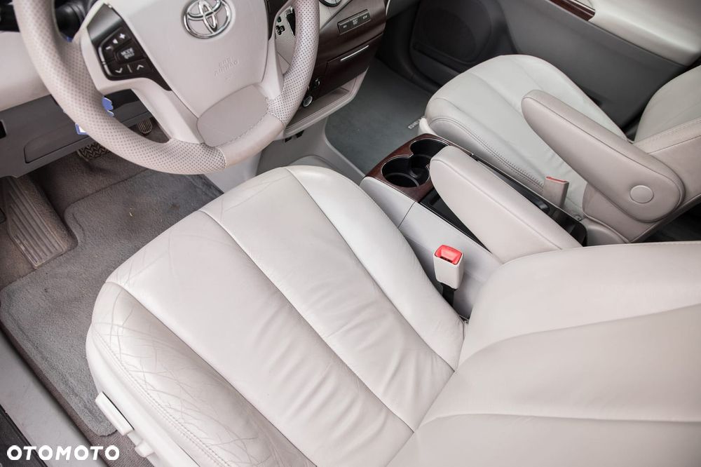 Toyota Sienna 3.5 V6 - 11