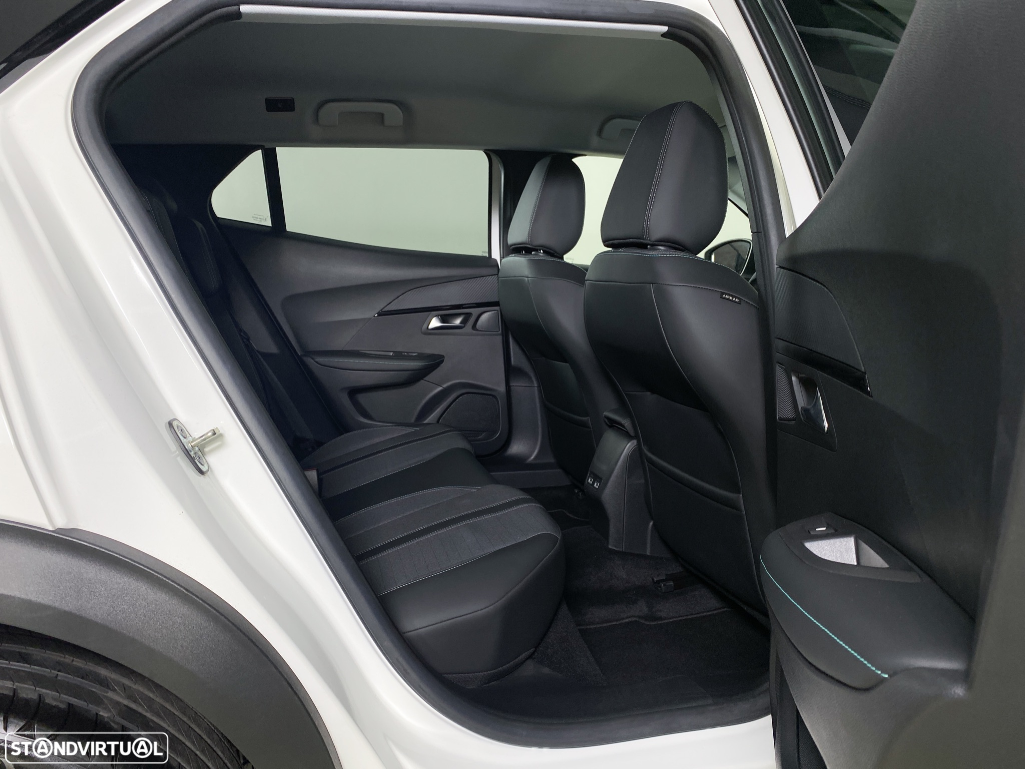 Peugeot 2008 1.2 PureTech Allure Pack EAT8 - 17