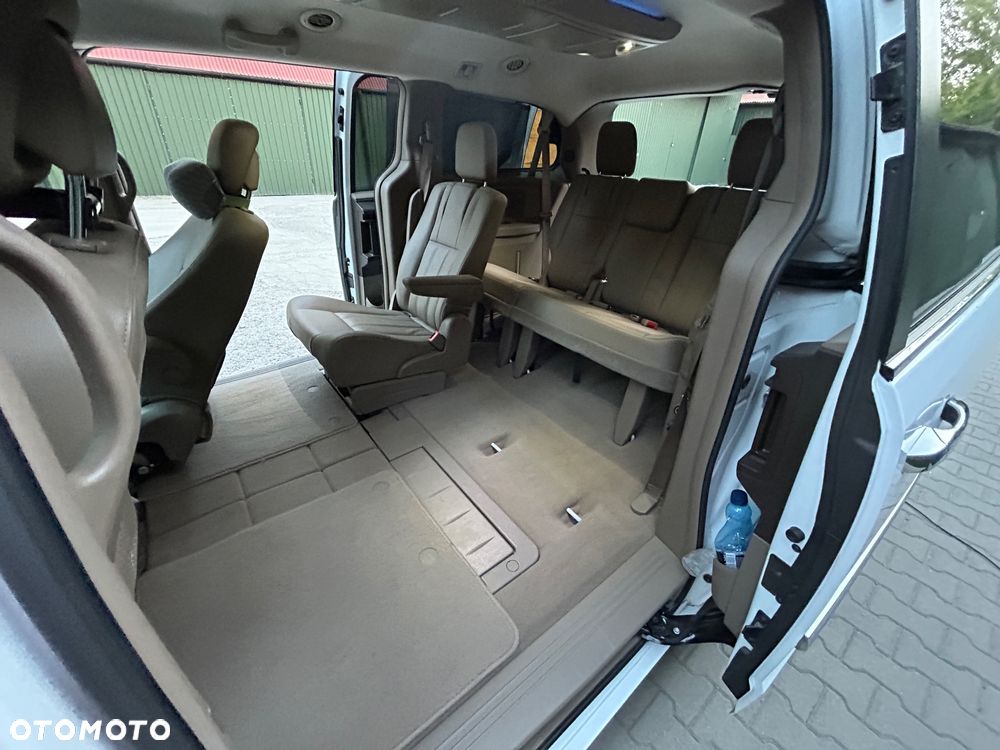 Chrysler Town & Country - 22