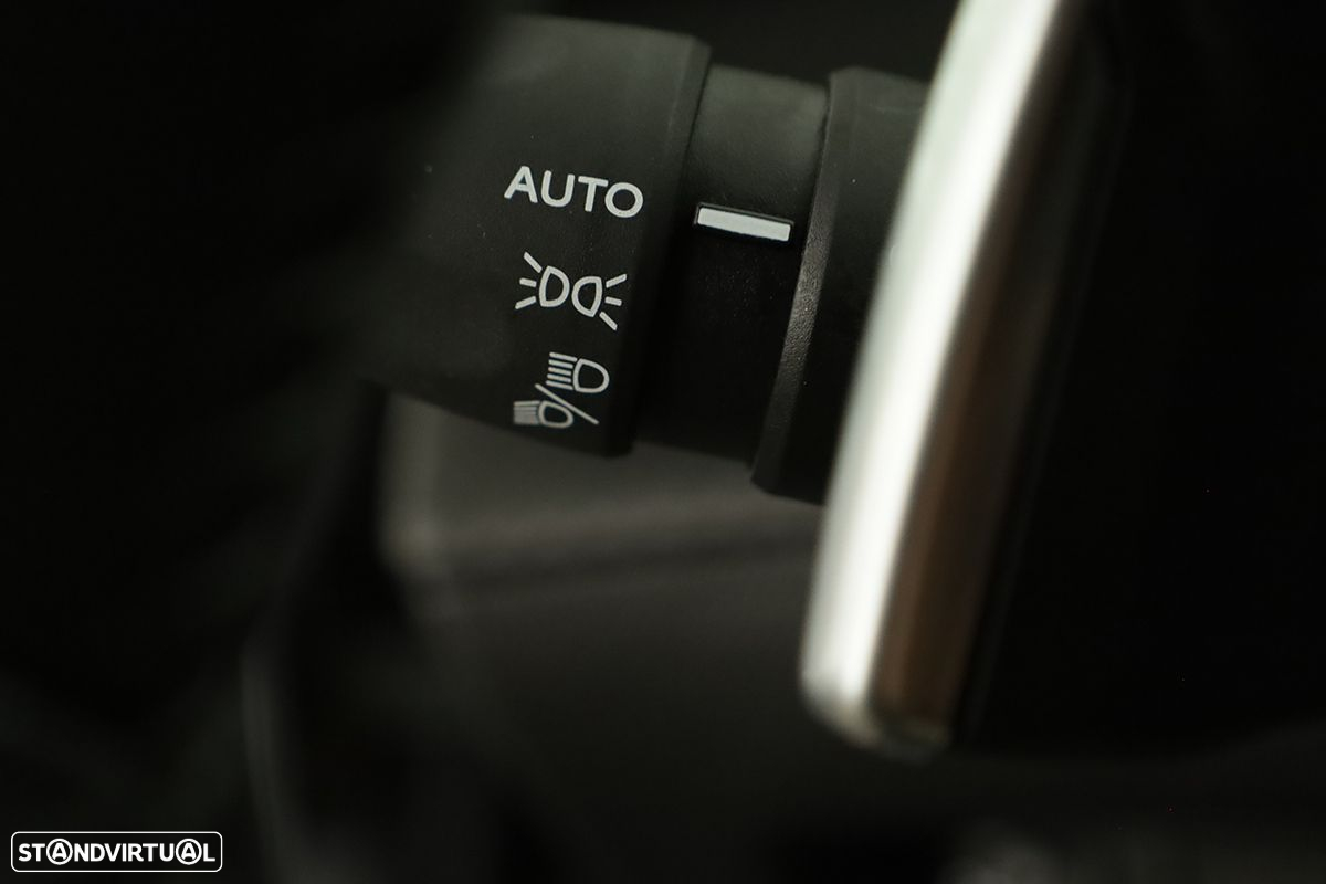 Peugeot 2008 1.2 PureTech Allure EAT8 - 17