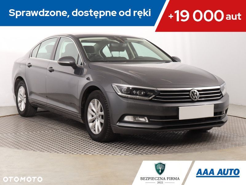 Volkswagen Passat - 1