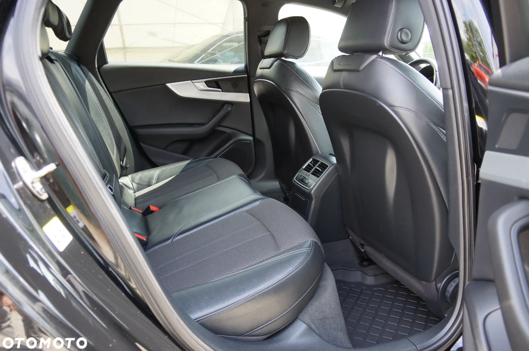 Audi A4 2.0 TDI S tronic - 33