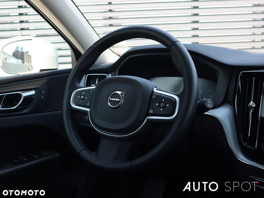 Volvo XC 60 T5 Momentum Pro - 17