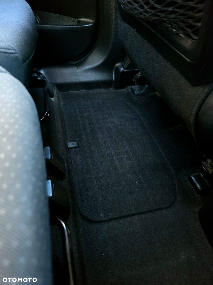 Kia Carens 1.7 CRDi L 7os - 30