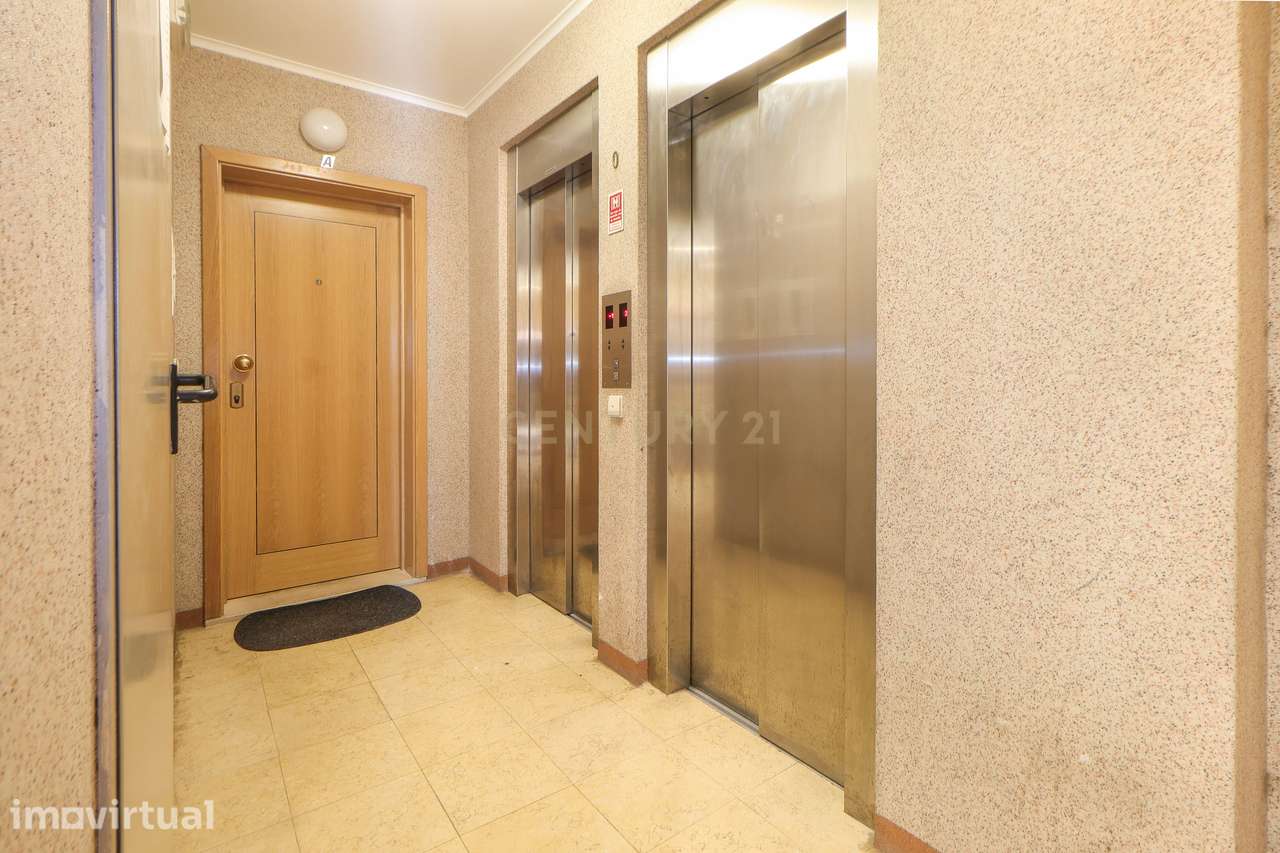 Apartamento T2 com boas áreas, arrecadação e 1 varanda em prédio com e - Grande imagem: 3/32
