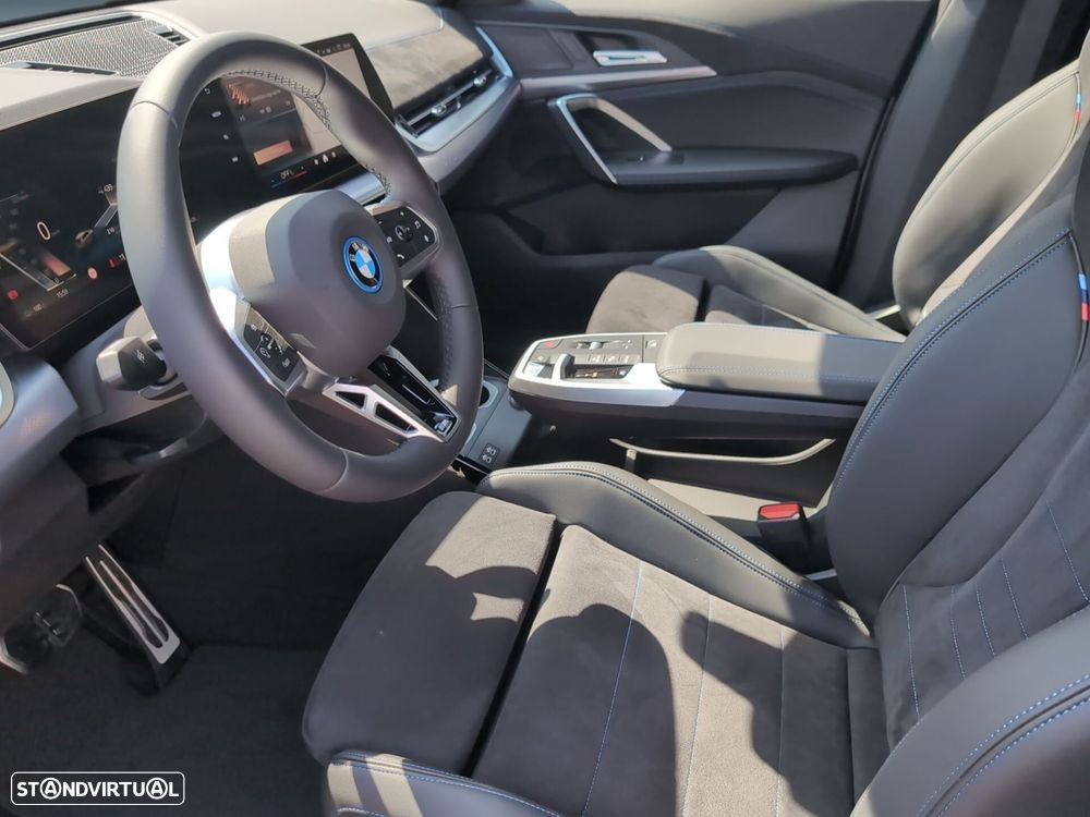 BMW iX2 eDrive20 Pack Desportivo M - 11
