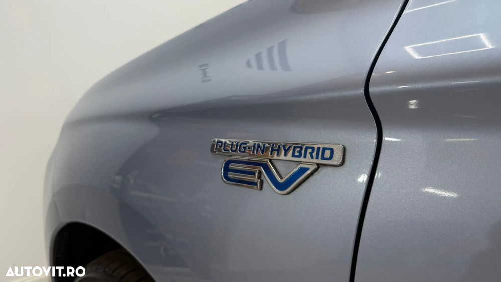 Mitsubishi Outlander 2.0 4WD Plug-In Hybrid - 31