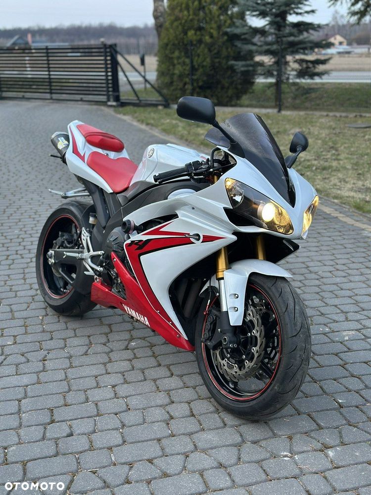 Yamaha R1 - 11