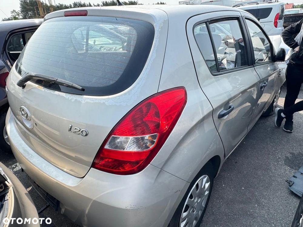 Hyundai i20 1.2 benz 2012r Kod silnika G4LA Kod lakieru WK - 8