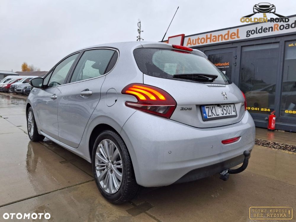 Peugeot 208 - 8