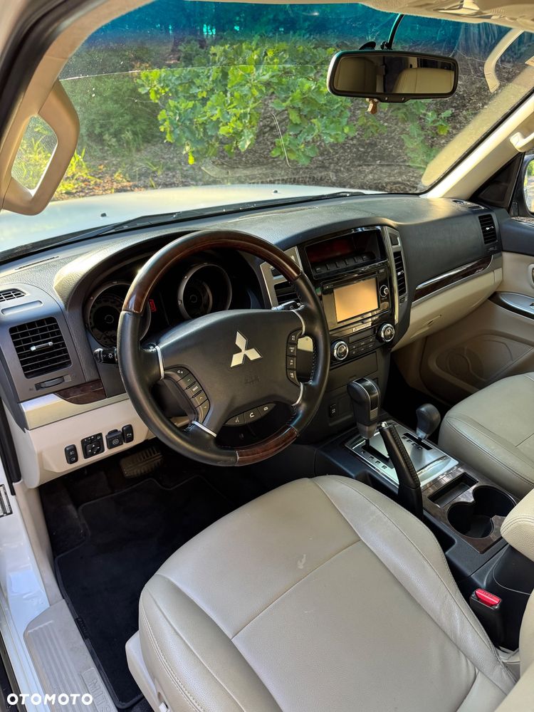 Mitsubishi Pajero - 11