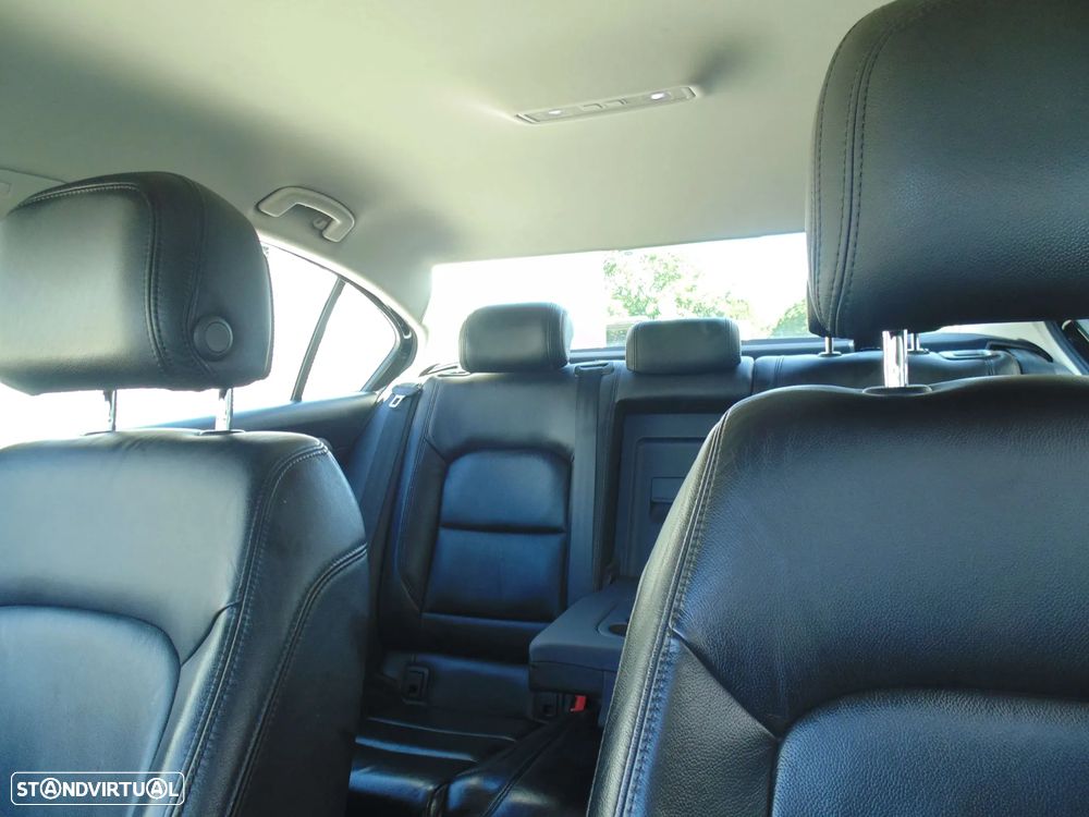VW Passat 1.6 TDI Highline - 36