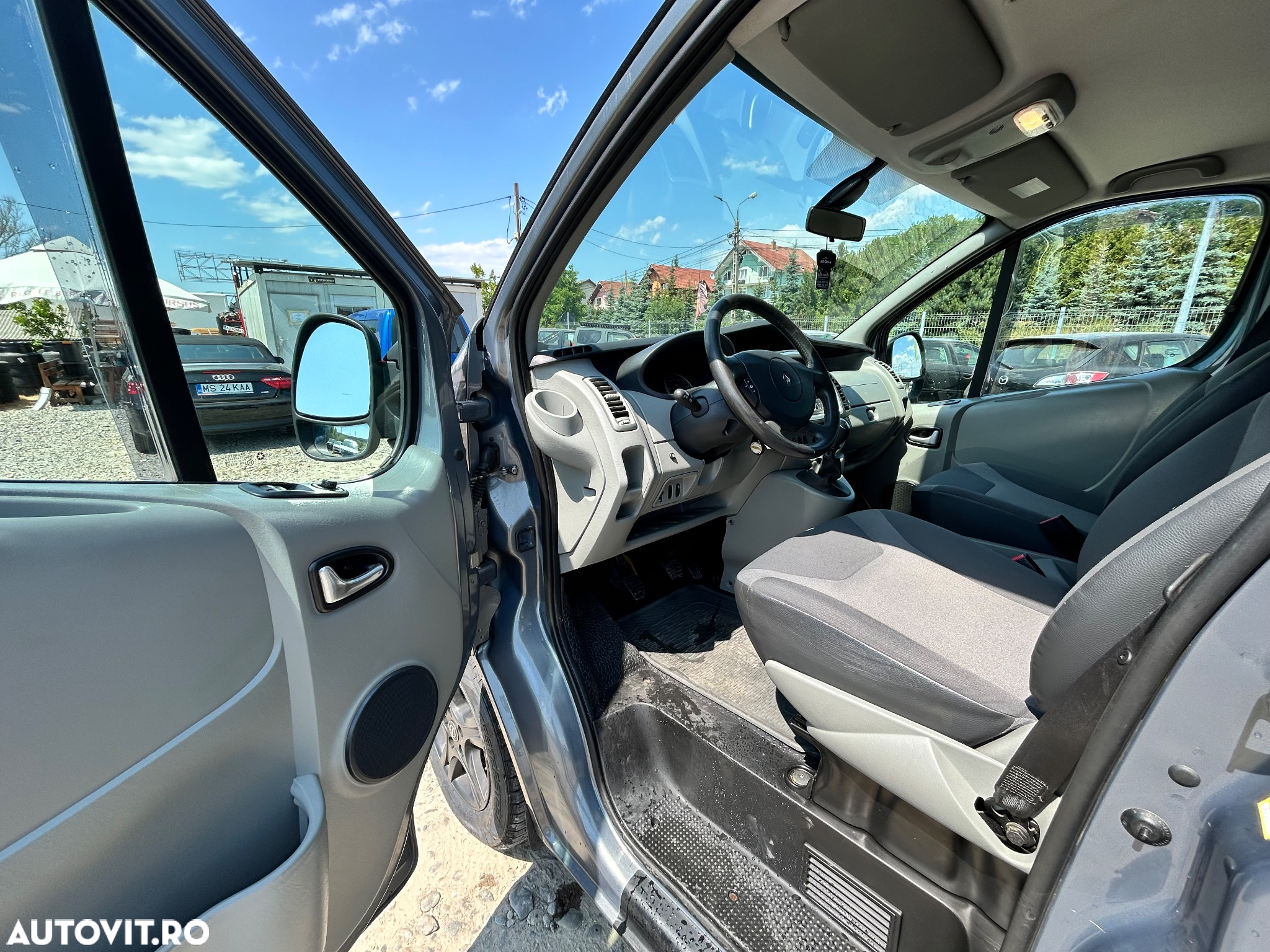 Renault Trafic 2.0 dCi 115 FAP Passenger Black Edition - 11
