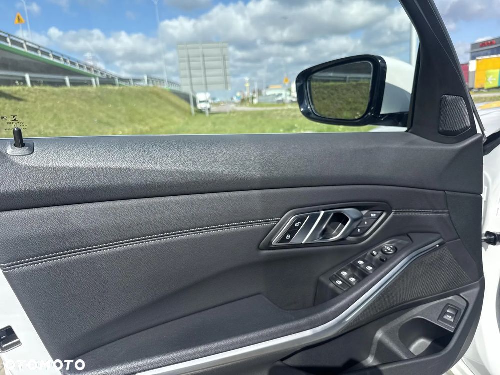 BMW Seria 3 320i Luxury Line sport - 13