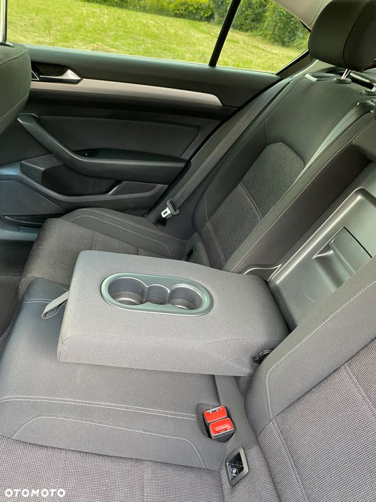 Volkswagen Passat - 12
