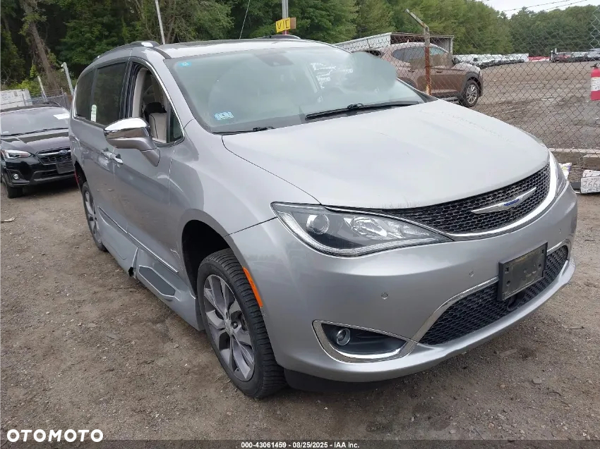 Chrysler Pacifica - 2