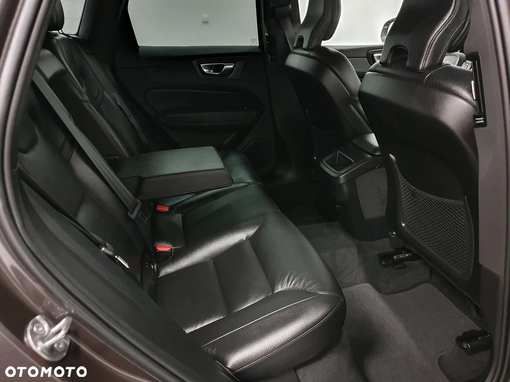 Volvo XC 60 B4 D AWD Ultimate Dark - 19