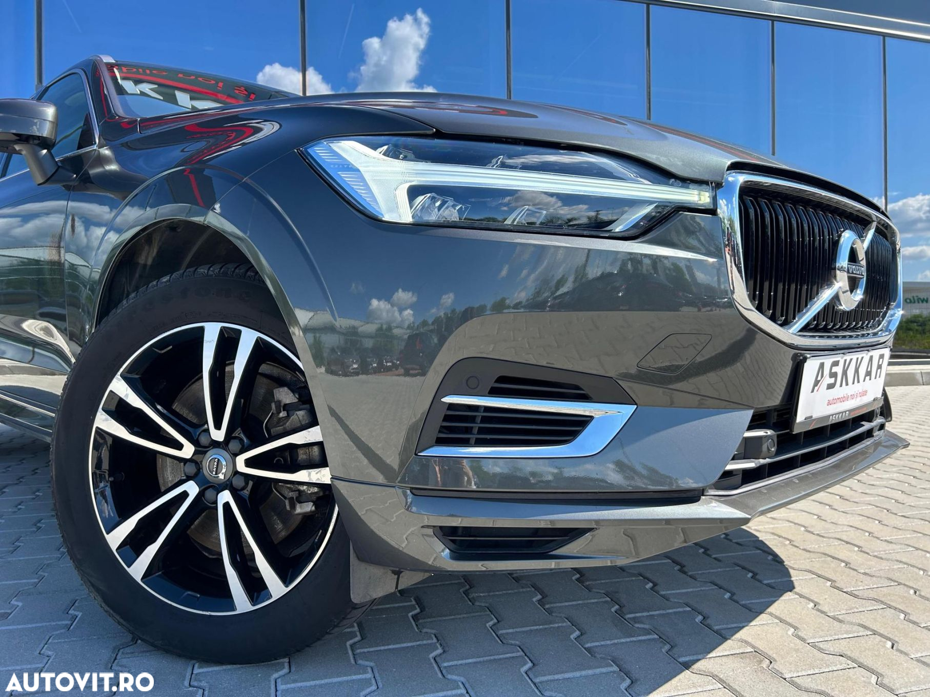 Volvo XC 60 T8 Twin Engine AWD Geartronic Momentum - 27