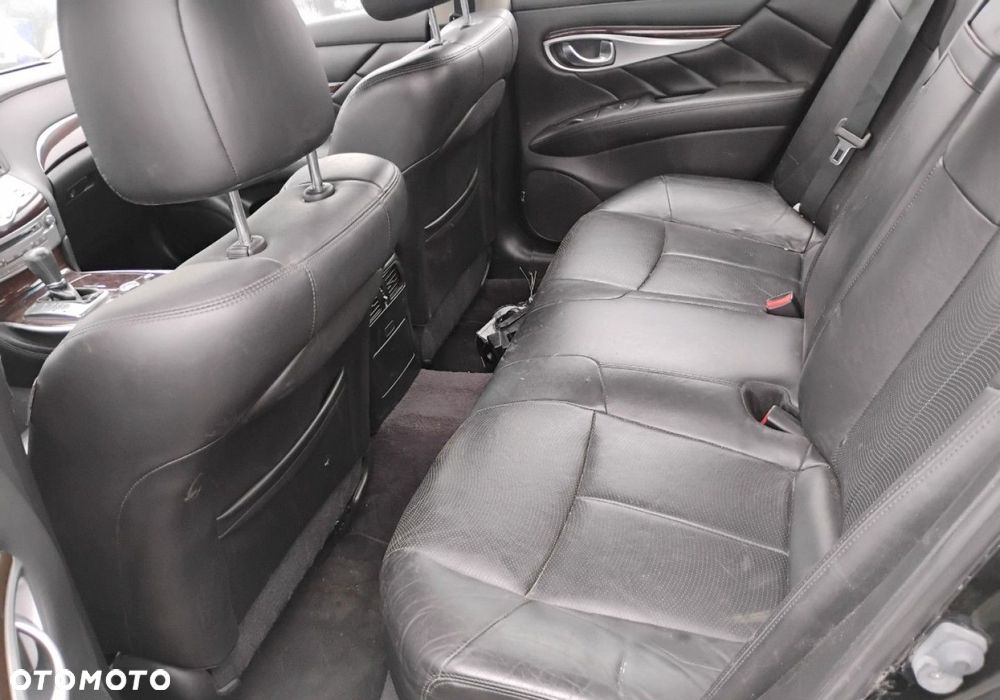 Infiniti Q70 - 10
