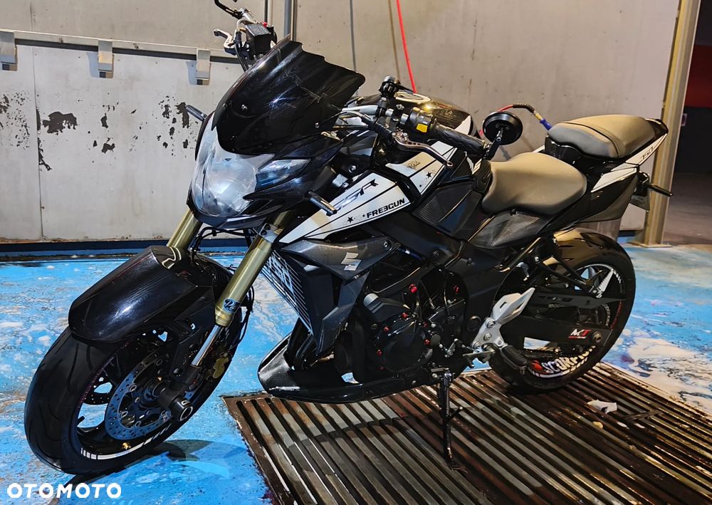 Suzuki GSR - 4