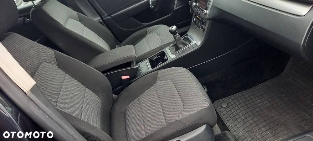 Volkswagen Passat 2.0 TDI DPF Sportline - 33