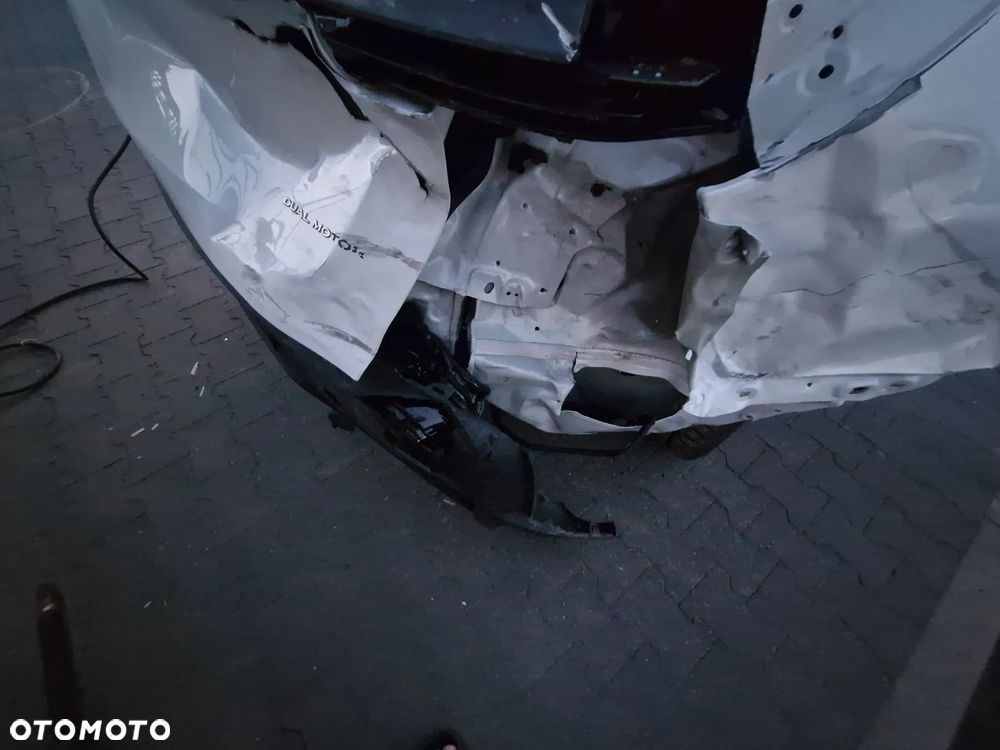 Tesla Model Y Long Range Dual Motor AWD - 13