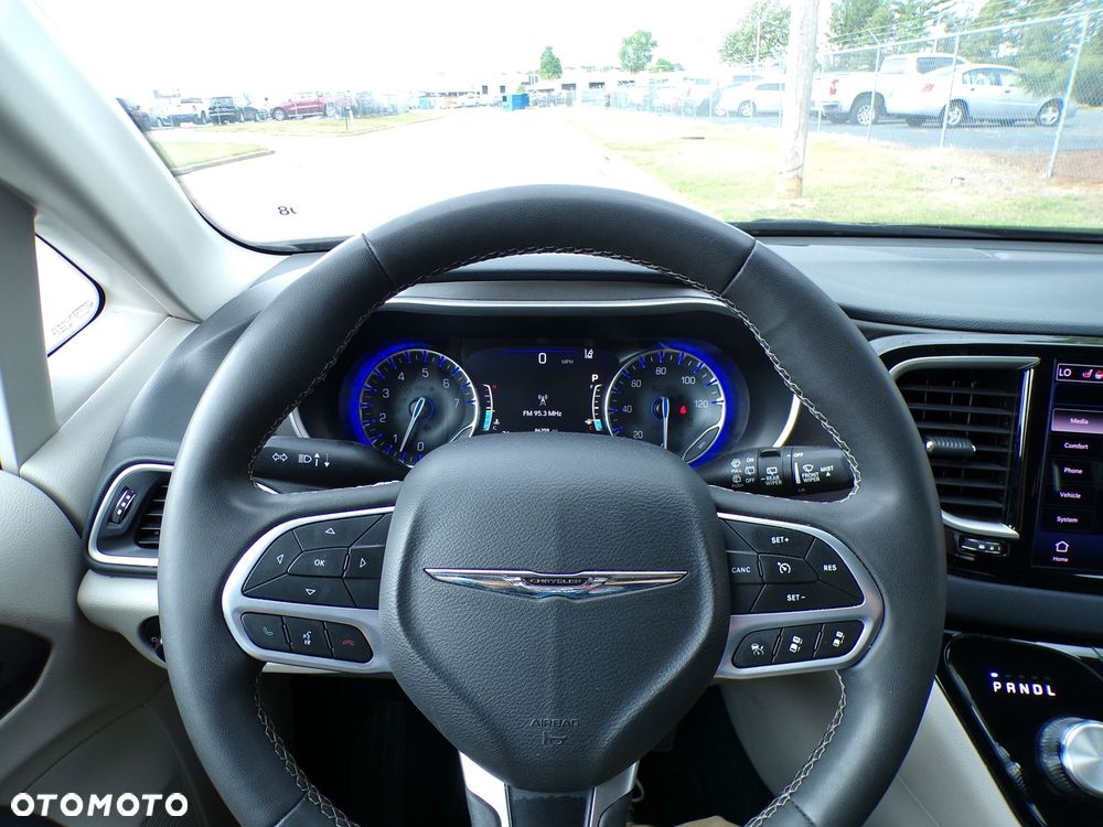 Chrysler Pacifica - 12