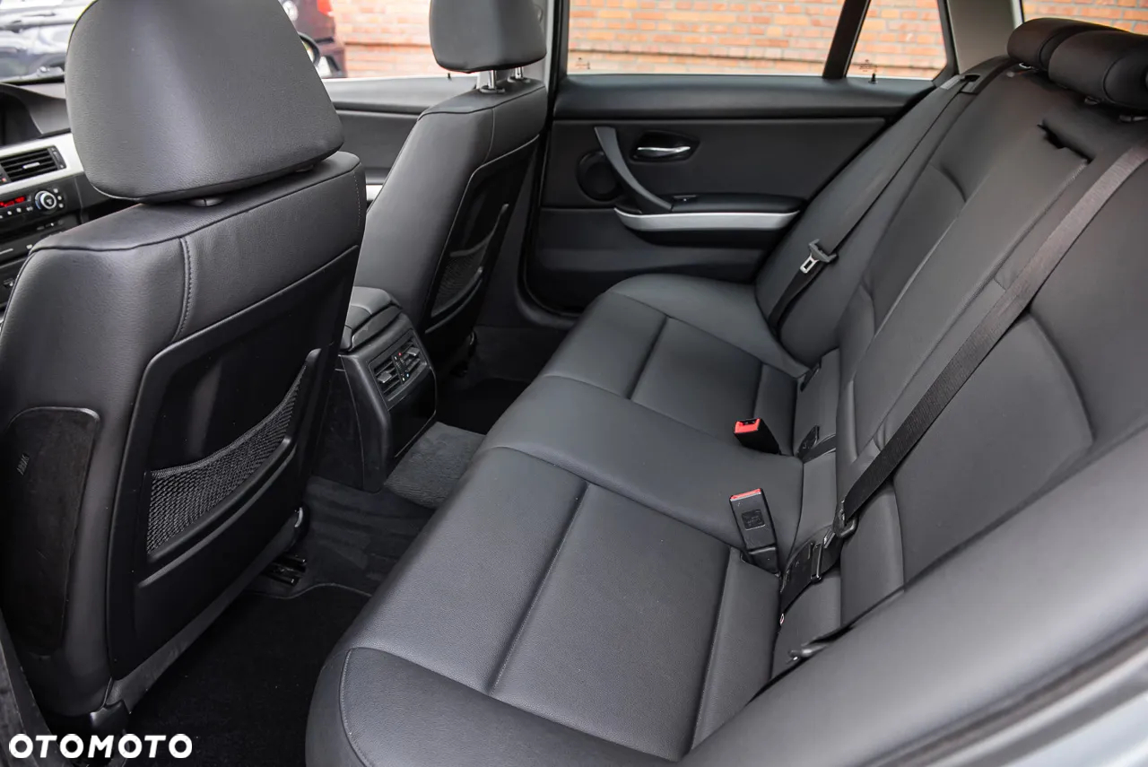 BMW Seria 3 325i Touring - 25