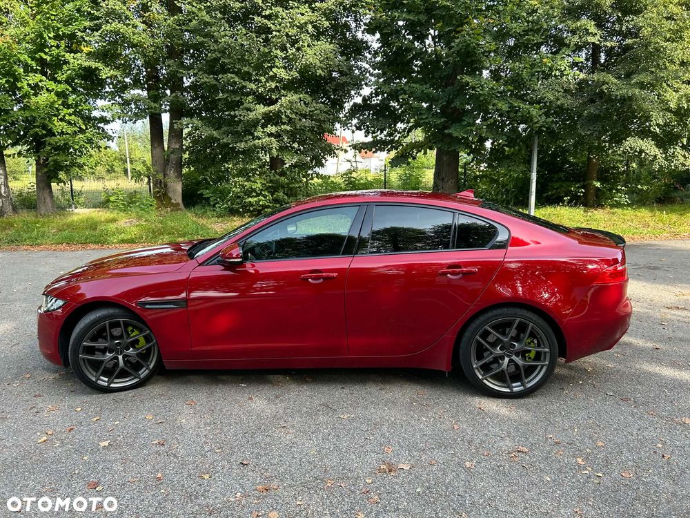 Jaguar XE 2.0 T Portfolio - 4