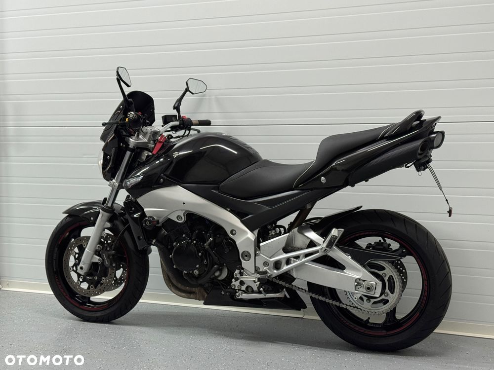 Suzuki GSR - 14